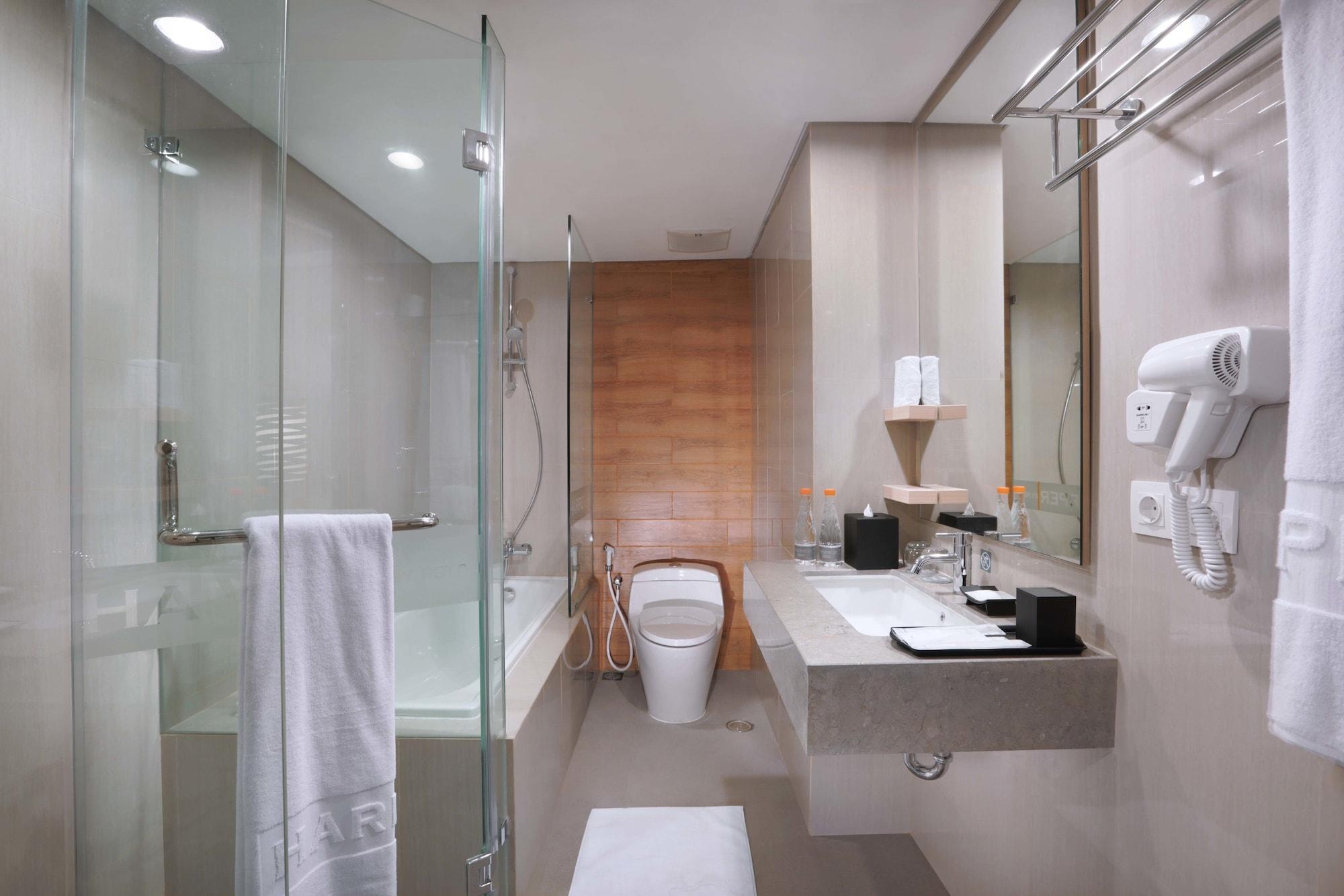 Hotel Harper Mt Haryono By Aston Jakarta Exterior foto