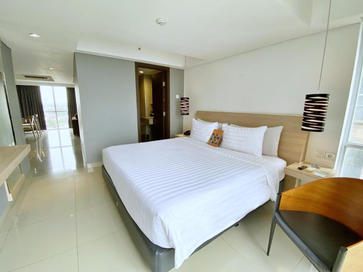 Hotel Harper Mt Haryono By Aston Jakarta Exterior foto