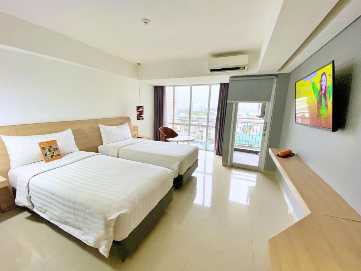 Hotel Harper Mt Haryono By Aston Jakarta Exterior foto