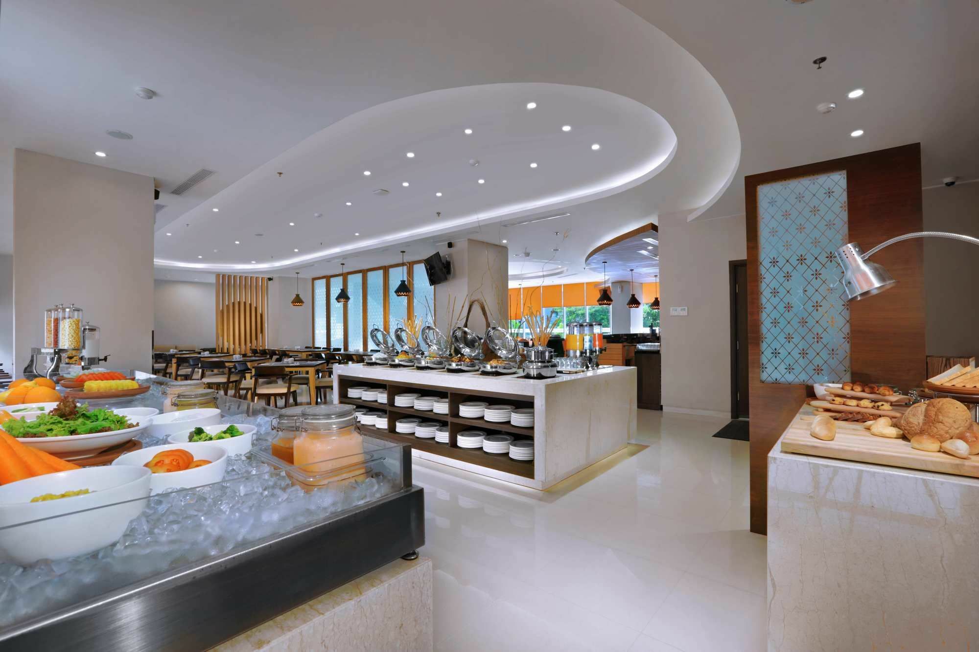 Hotel Harper Mt Haryono By Aston Jakarta Exterior foto
